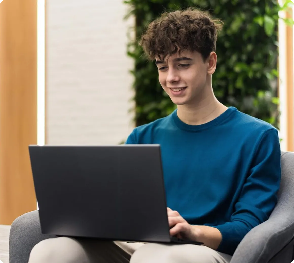 Estudiante trabajando con una computadora portátil